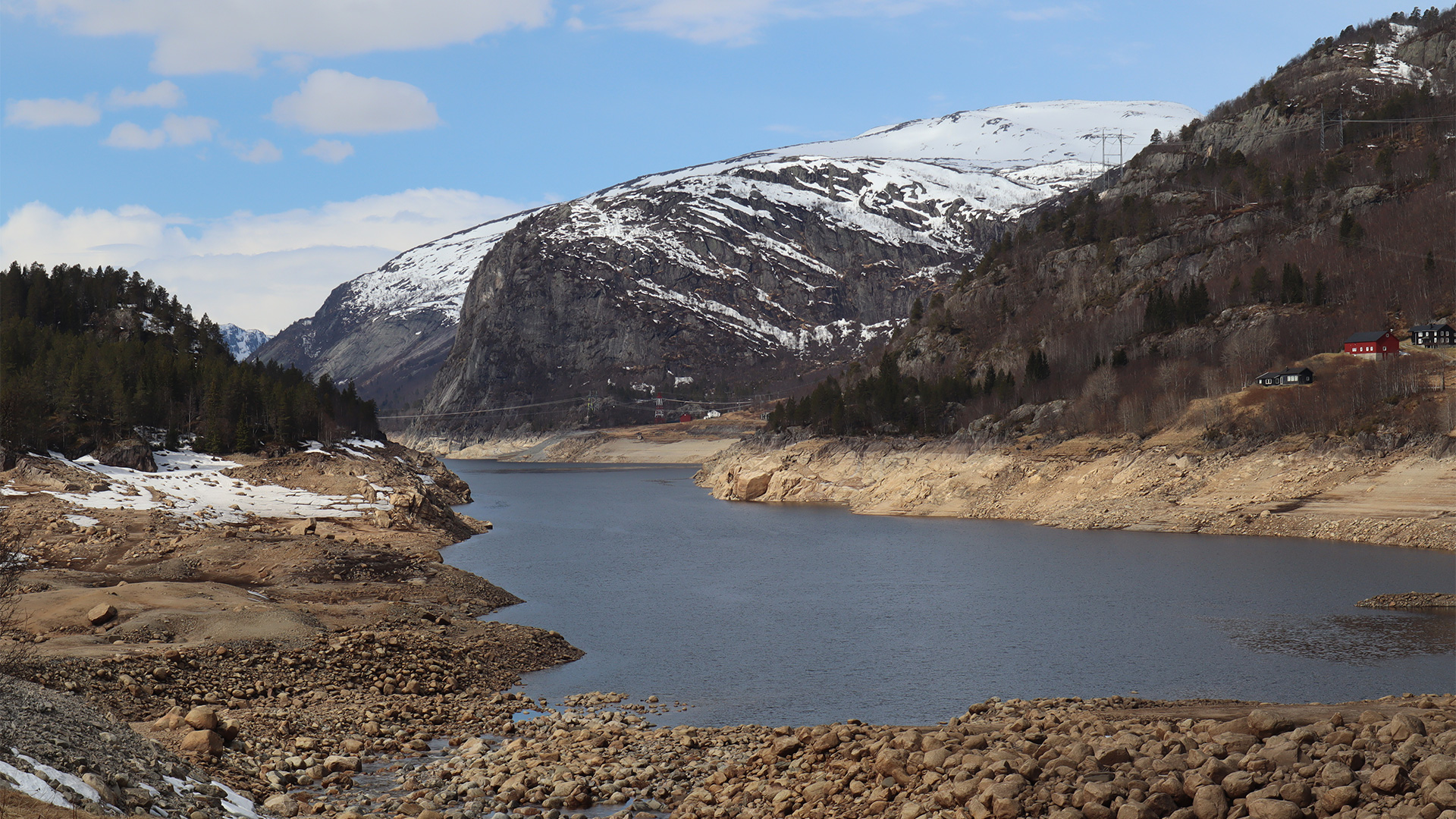 Fjellvann i dal.