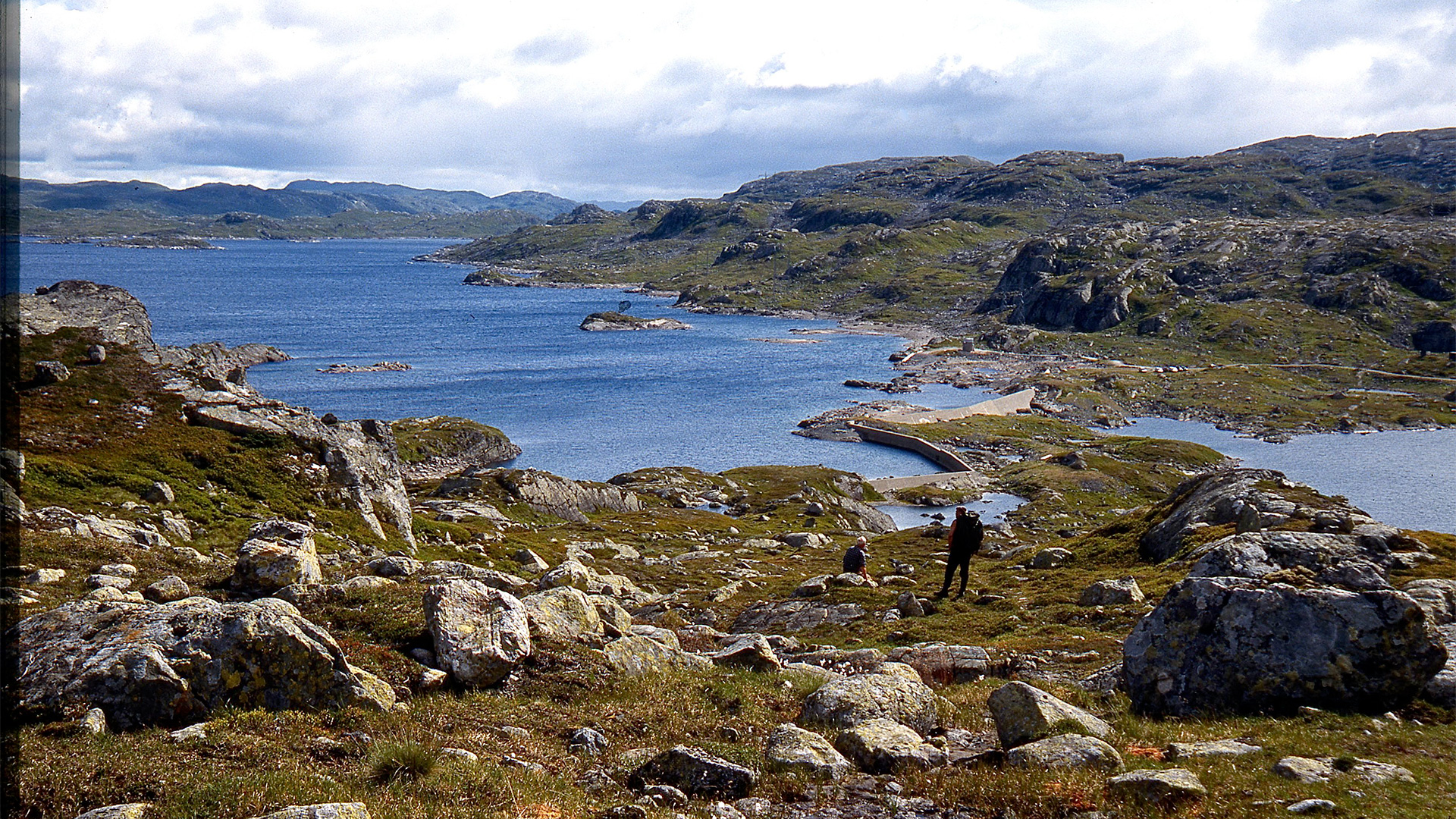 Fjellvann i dal.