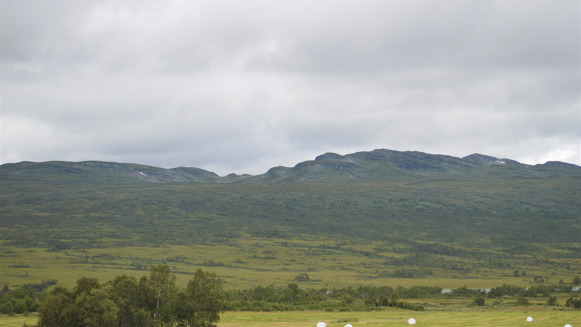 Fjellvann i dal.