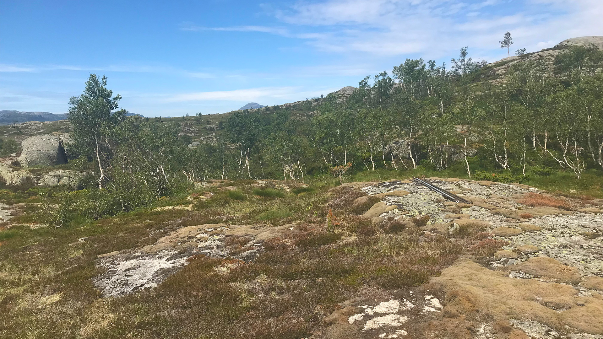 Fjellvann i dal.