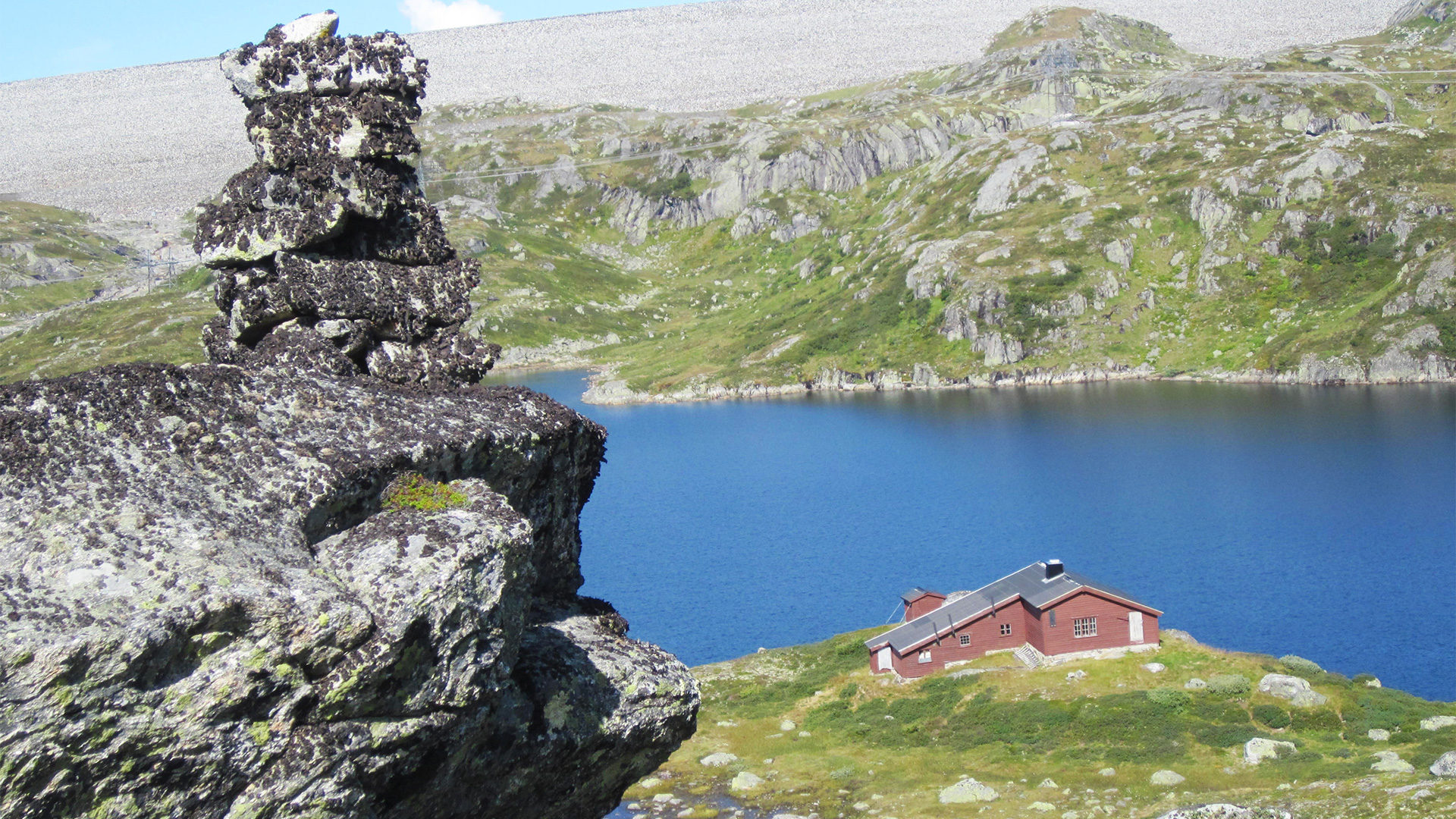 Fjellvann i dal.