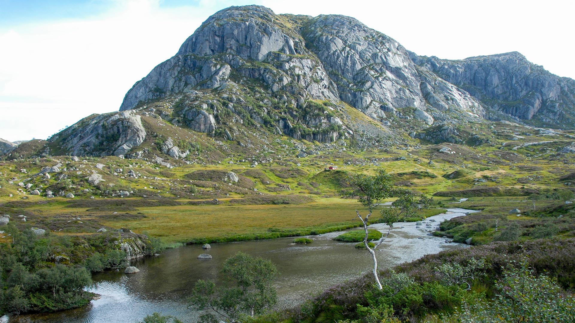 Fjellvann i dal.