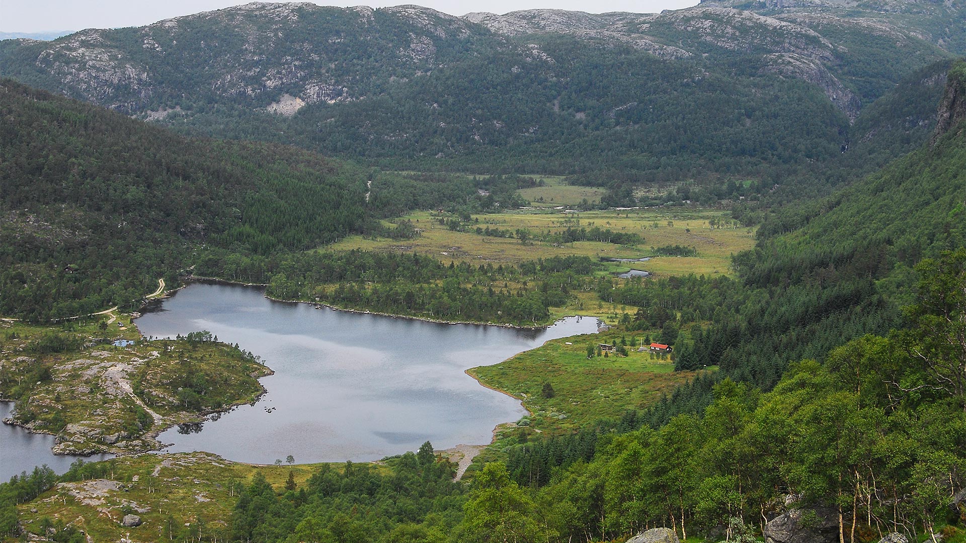 Fjellvann i dal.